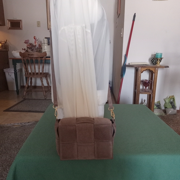 Gorgeous Italian Leather Beige Woven Crossbody Bag Excellent Condition - Picture 9 of 11